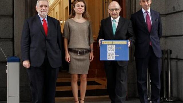 Montoro ha entrgado esta mañana los Presupuestos de 2013 al Congreso
