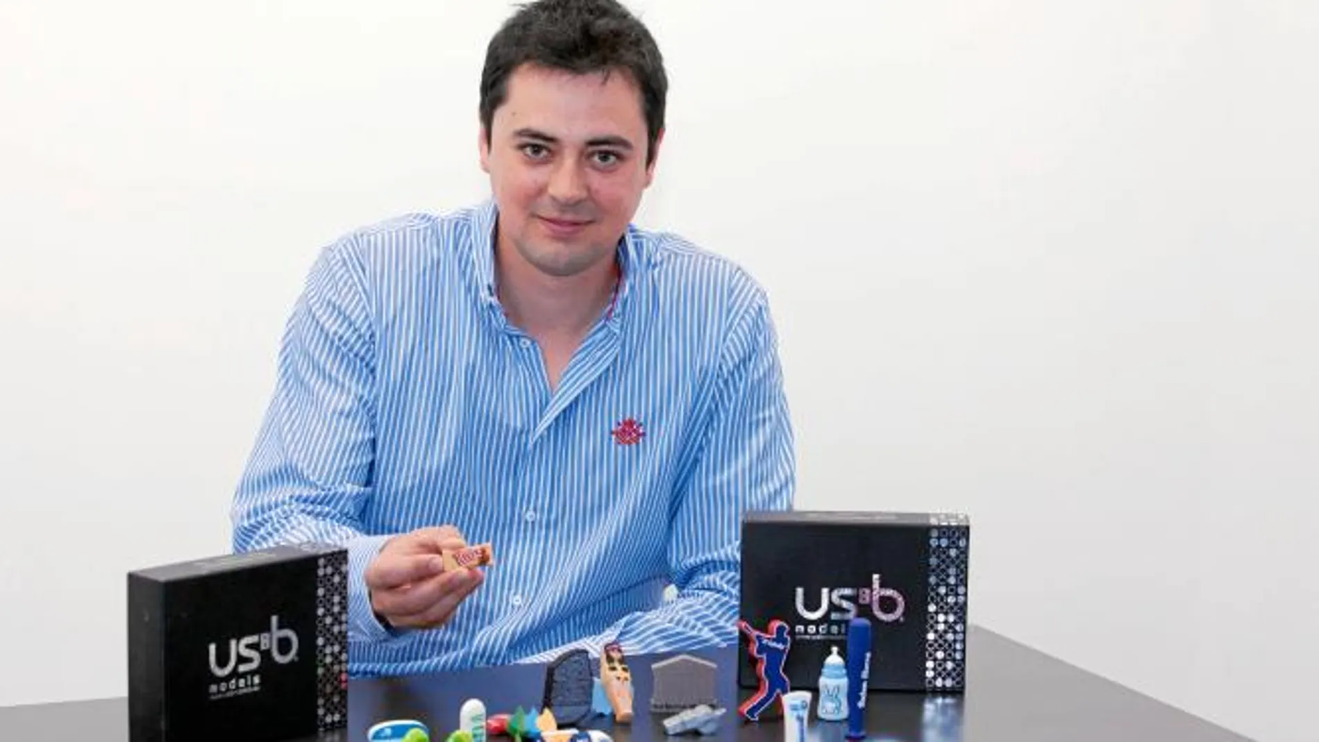 Juan Soto, gerente de USB Models, muestra uno de sus últimos trabajos.