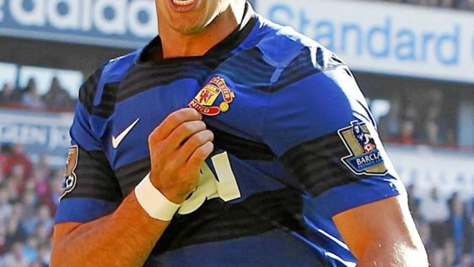 Chicharito celebra el tanto del empate del Manchester United