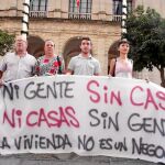 El grupo de desalojados protesta para pedir una reubicación