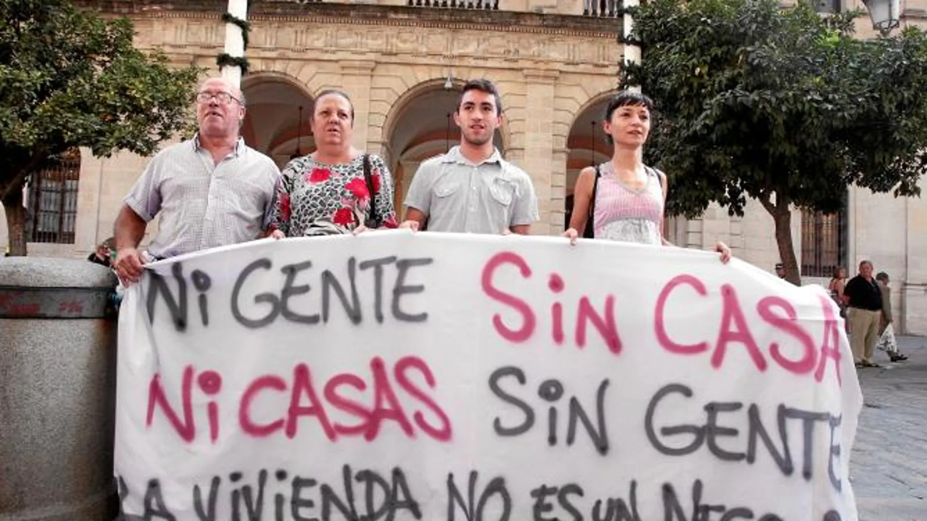 El grupo de desalojados protesta para pedir una reubicación