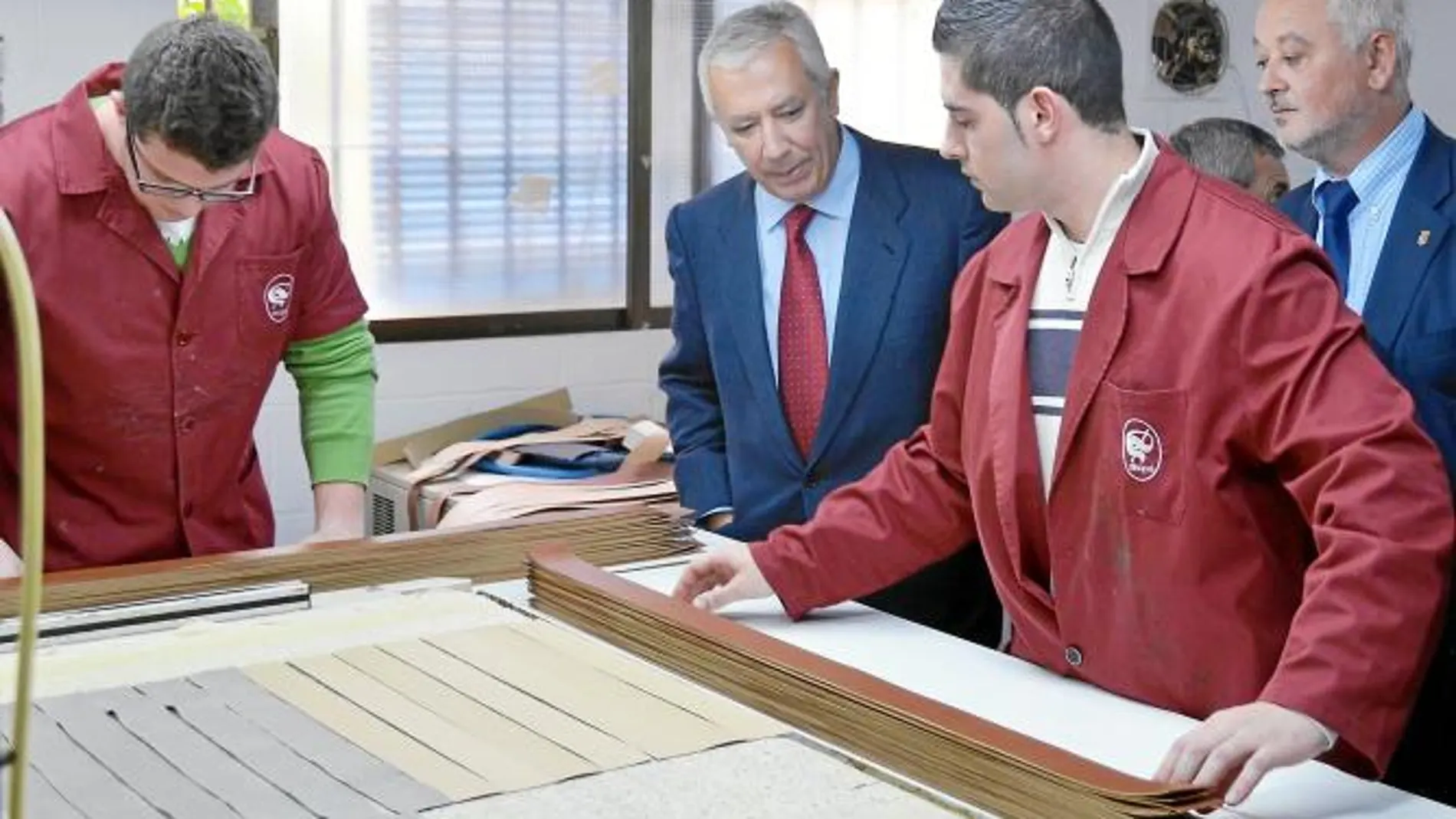 El líder del PP-A, Javier Arenas, visitó ayer una fábrica de artículos de piel en Ubrique, Cádiz