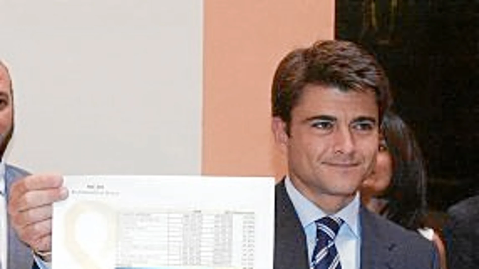 Beltrán Pérez, muestra los presupuestos de los distritos