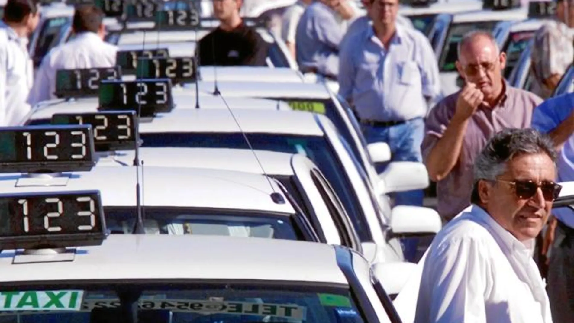 La reducción de taxis incumple la ratio contando la población flotante