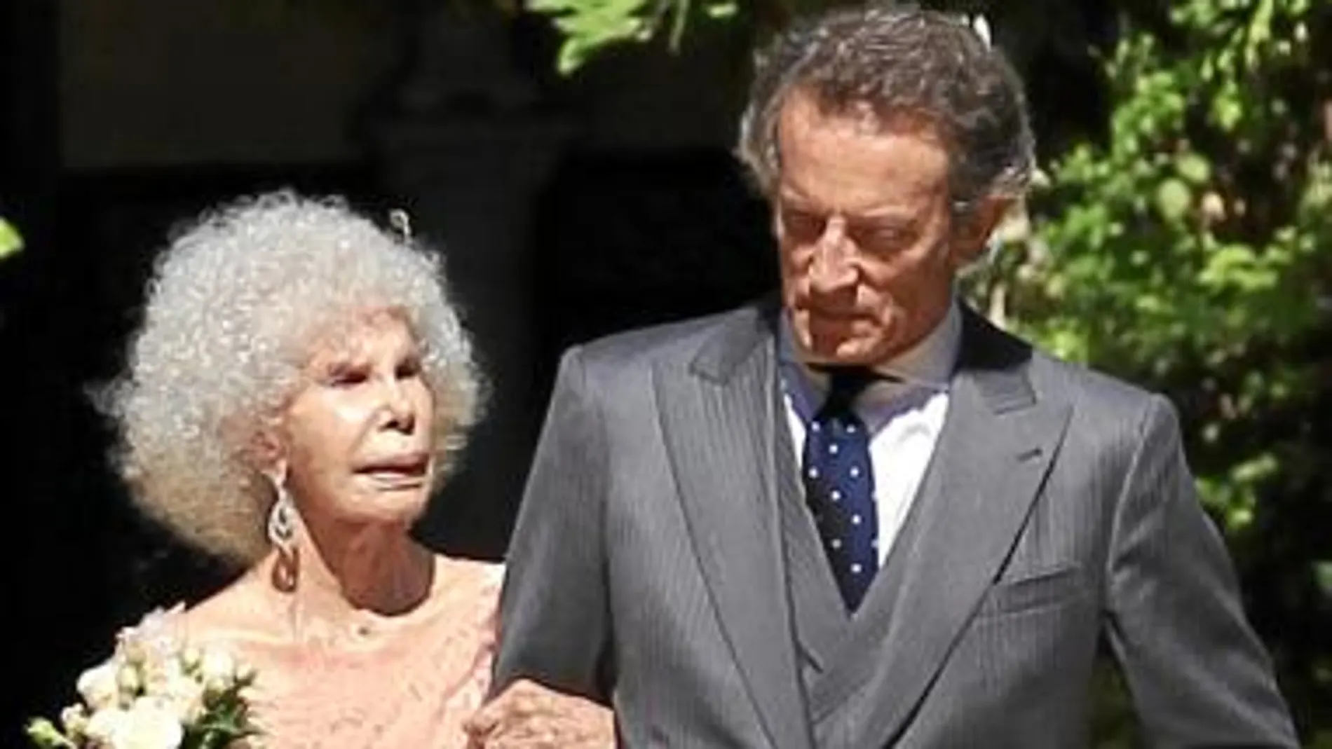 Los novios en su paseo de recién casados por los jardines del Palacio de Dueñas