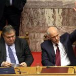 El primer ministro griego, George Papandréu (d), y el vicepresidente y minstro de Finanzas, Evangelos Venizelos (i), el el debate sobre la moción de confianza al Gobierno griego