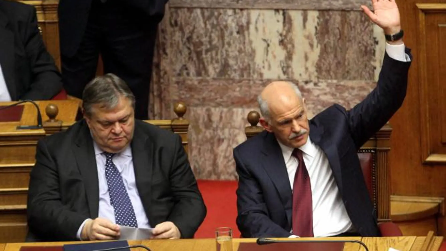 El primer ministro griego, George Papandréu (d), y el vicepresidente y minstro de Finanzas, Evangelos Venizelos (i), el el debate sobre la moción de confianza al Gobierno griego