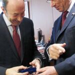 Rubalcaba se reunió ayer con el embajador de EE UU en España, Alan Solomont, y le dijo que Obama podrá contar con el PSOE para luchar por la Justicia y contra el hambre.