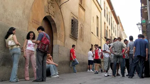 Alumnos a las puertas de la Universidad