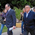 El ex gerente de la empresa Limusa, Francisco Gil Eguino (derecha) a la salida del TSJ de la Región de Murcia