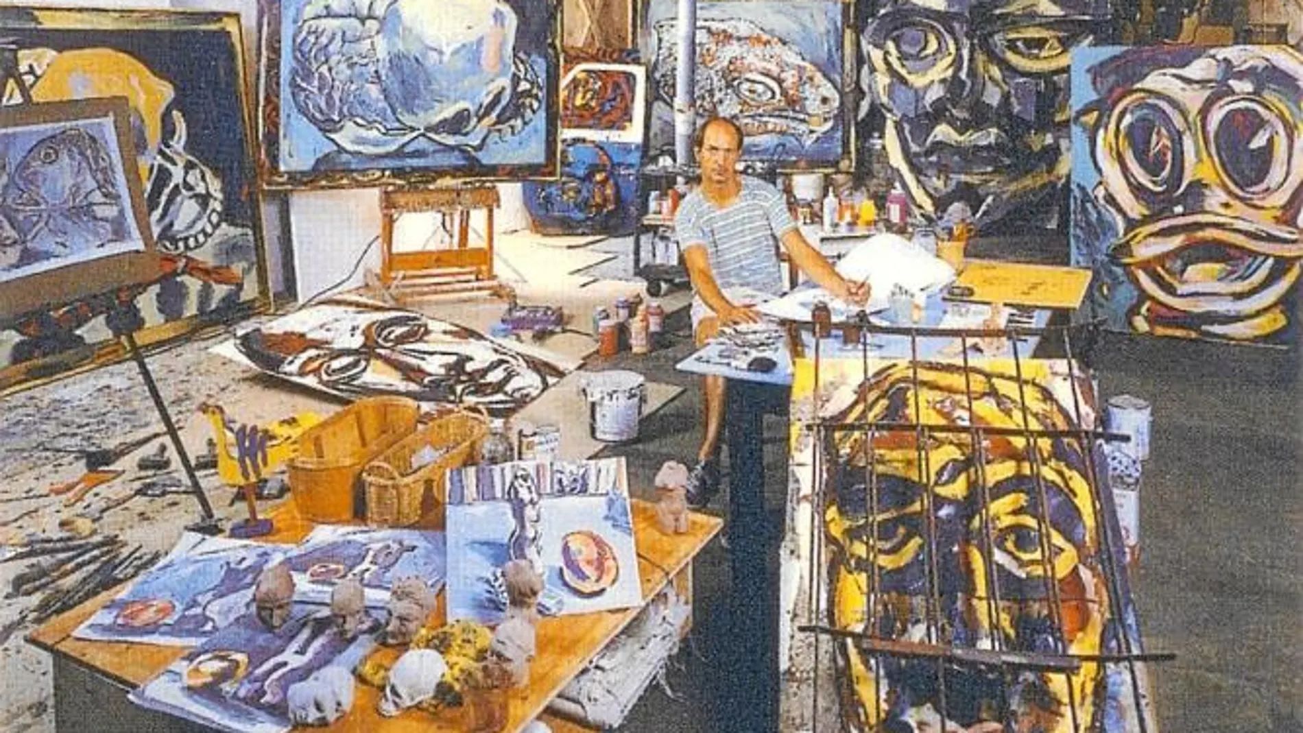 El artista rodeado de sus obras en su estudio de Nueva York en 1986