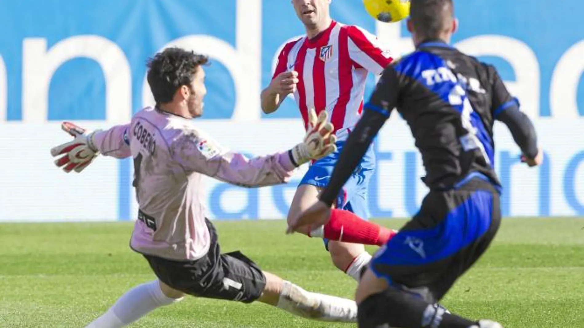 GABI marcó el primer gol del Atlético con una perfecta vaselina a la que no llegó el meta rayista Cobeño