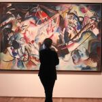 Un visitante contempla la obra «Composición VI», de Kandinsky, una de las grandes piezas que se exhiben en Madrid