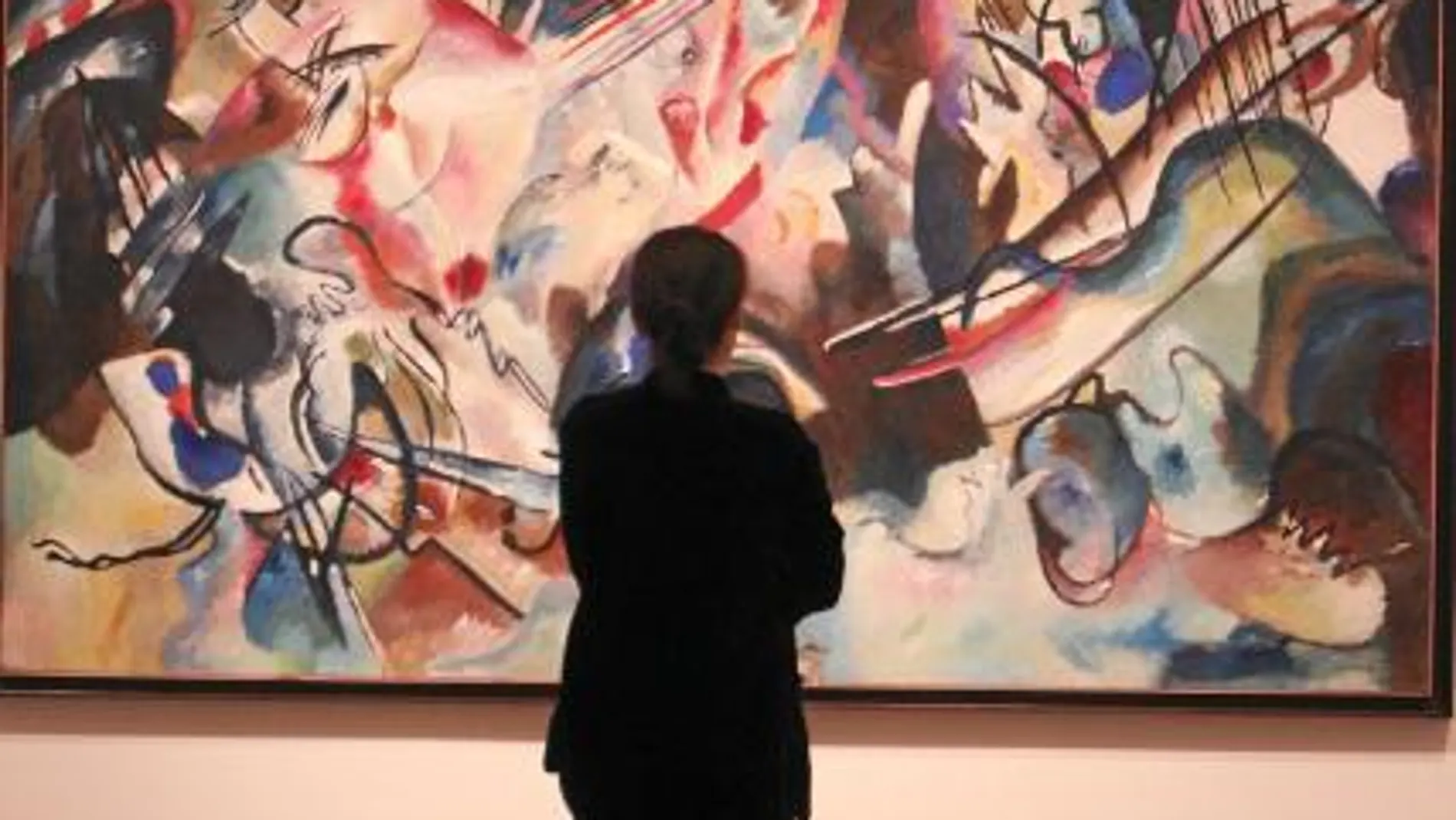 Un visitante contempla la obra «Composición VI», de Kandinsky, una de las grandes piezas que se exhiben en Madrid