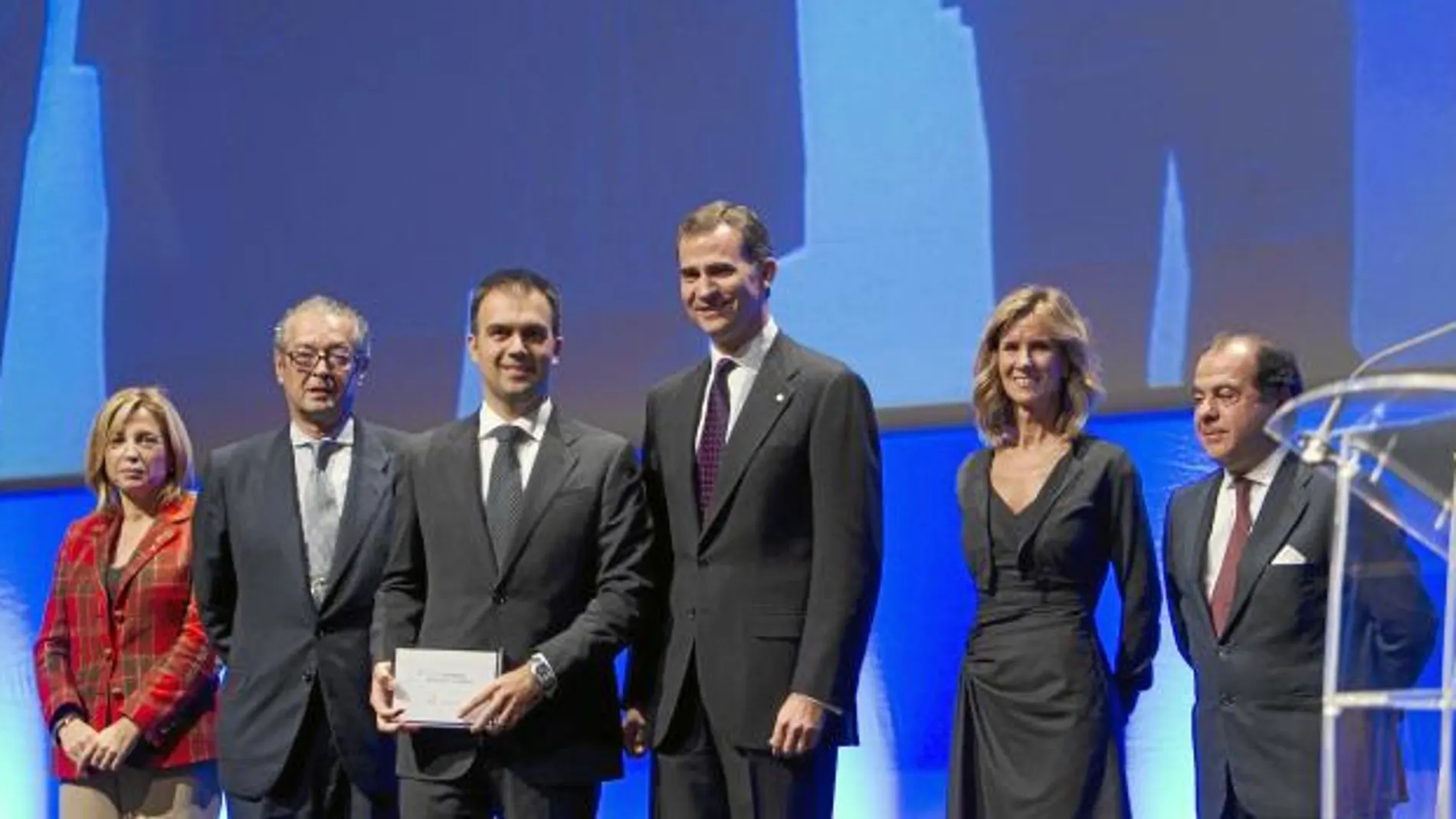 Don Felipe, junto a uno de los premiados en Jóvenes Directivos con Talento