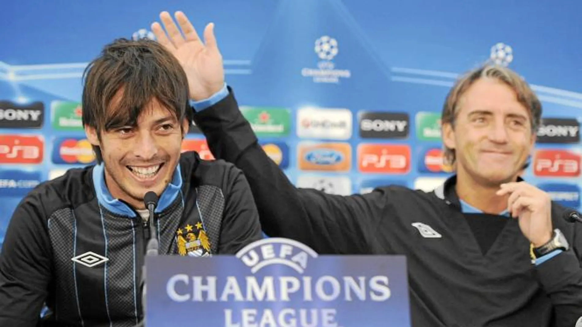 Mancini, técnico del City, se muestra cariñoso con Silva, que atraviesa su mejor momento desde que llegó a Inglaterra