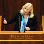 La primera ministra eslovaca Iveta Radicova interviene durante la sesión parlamentaria
