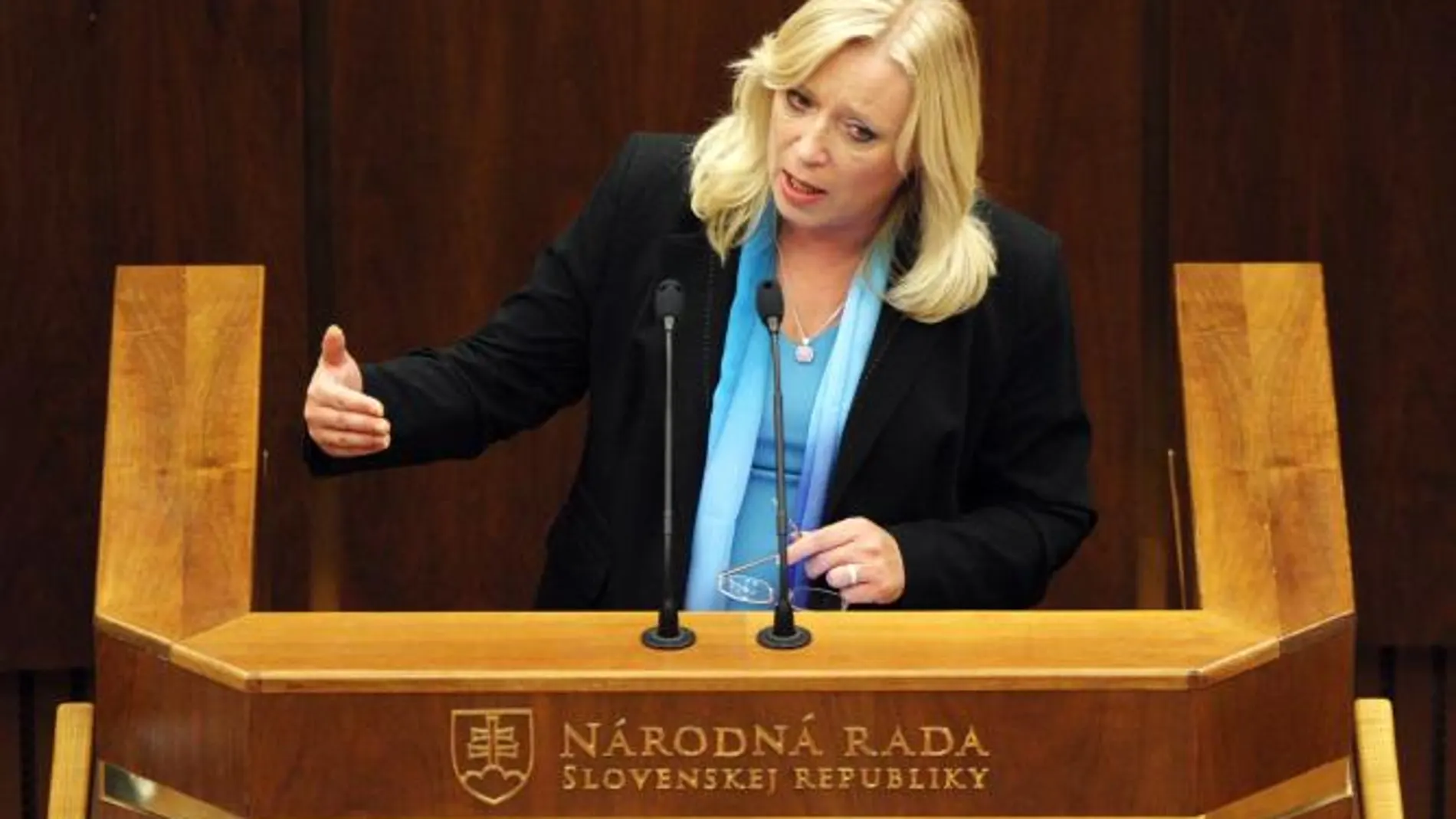La primera ministra eslovaca Iveta Radicova interviene durante la sesión parlamentaria