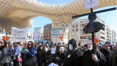 Funcionarios y opositores toman la calle