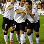 Los jugadores del Valencia celebran un gol