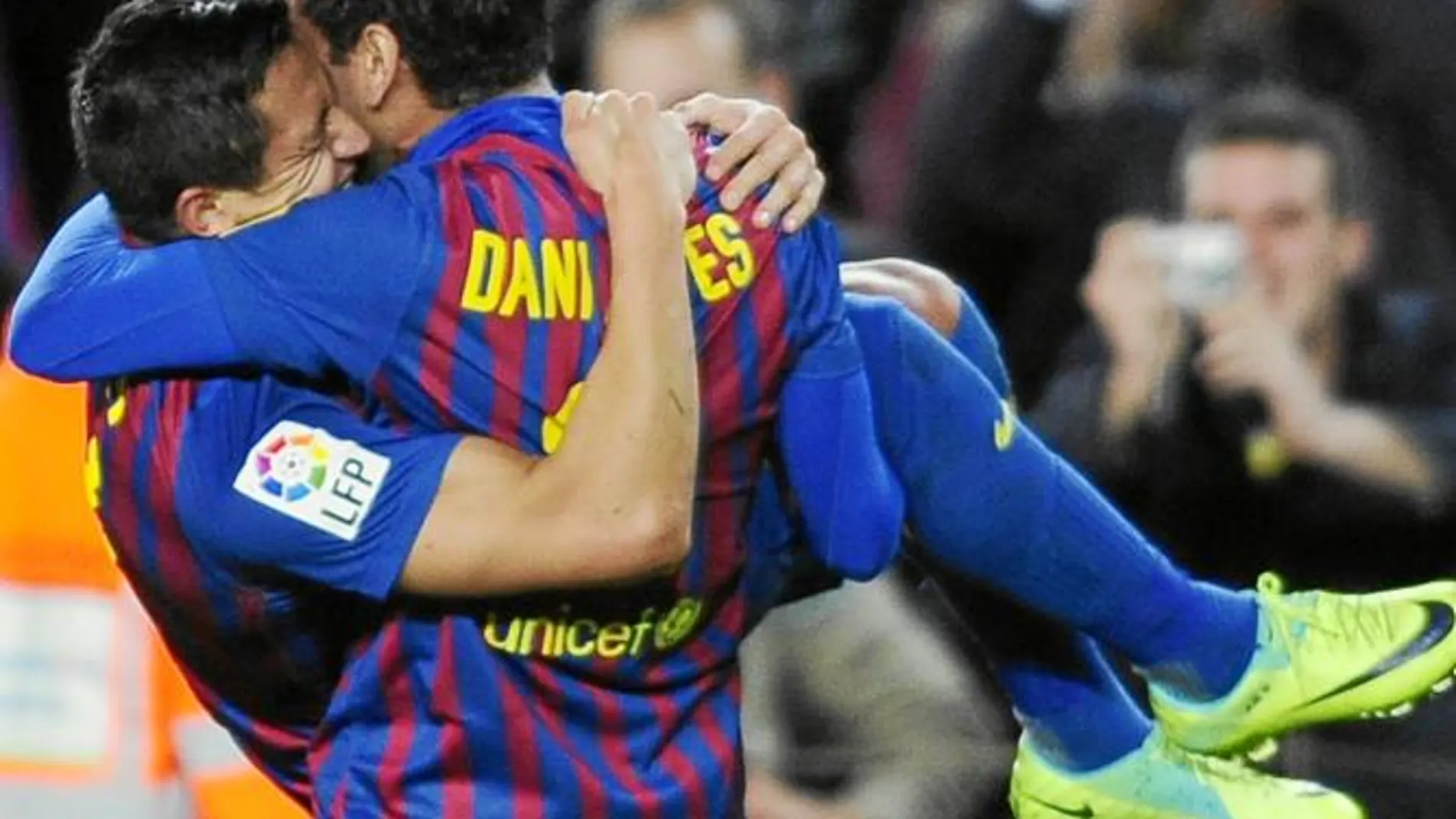 Dani Alves coge en brazos a Alexis, autor de los dos primeros goles del Barça