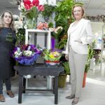La presidenta de Aragón, Luisa Fernanda Rudi, junto a Patricia Pérez, dueña de una floristería de Zaragoza