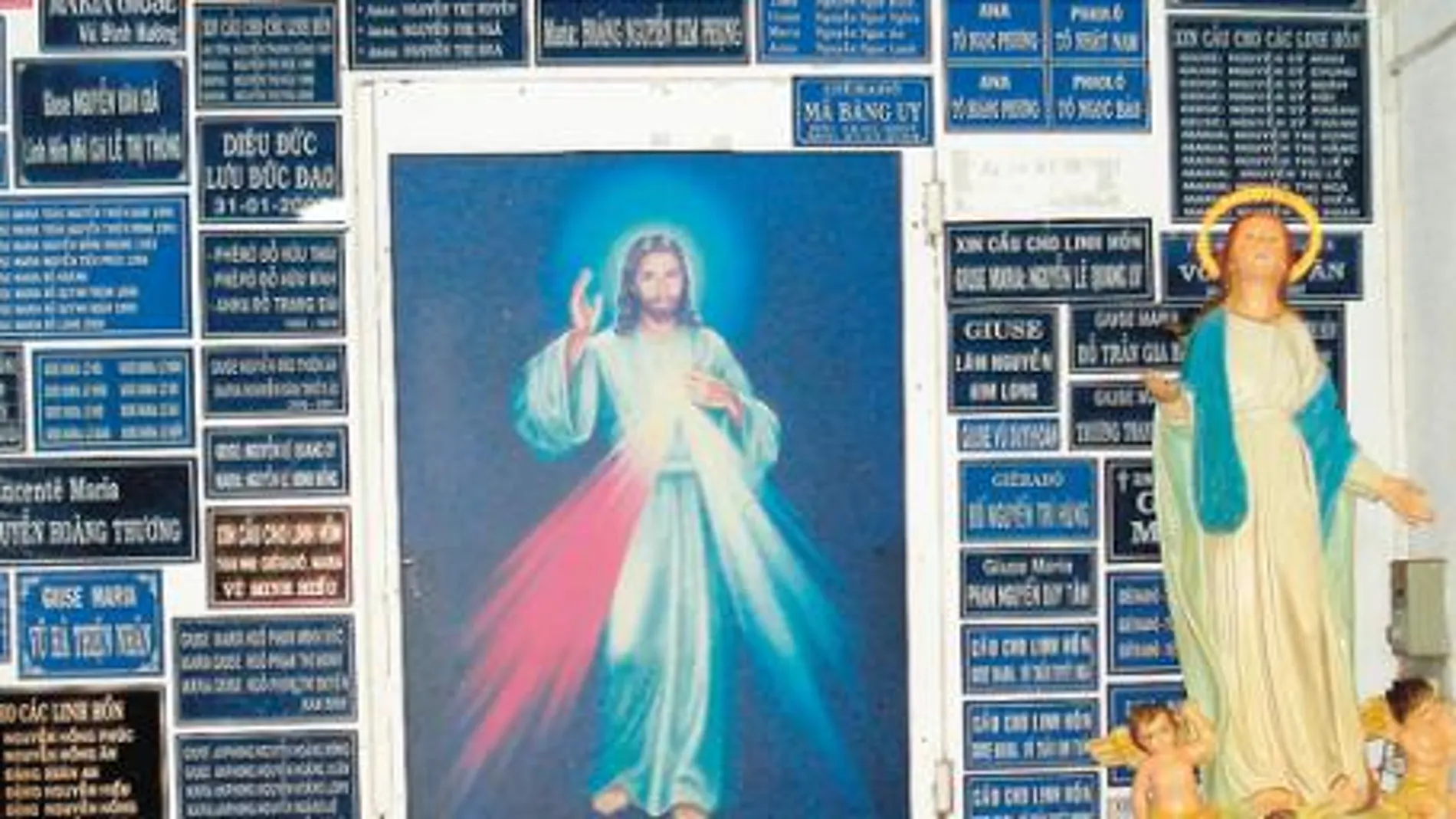 Cristianos en Vietnam recogen y entierran los fetos abortados