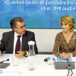 Granados y Aguirre en una reunión del Comité Ejecutivo