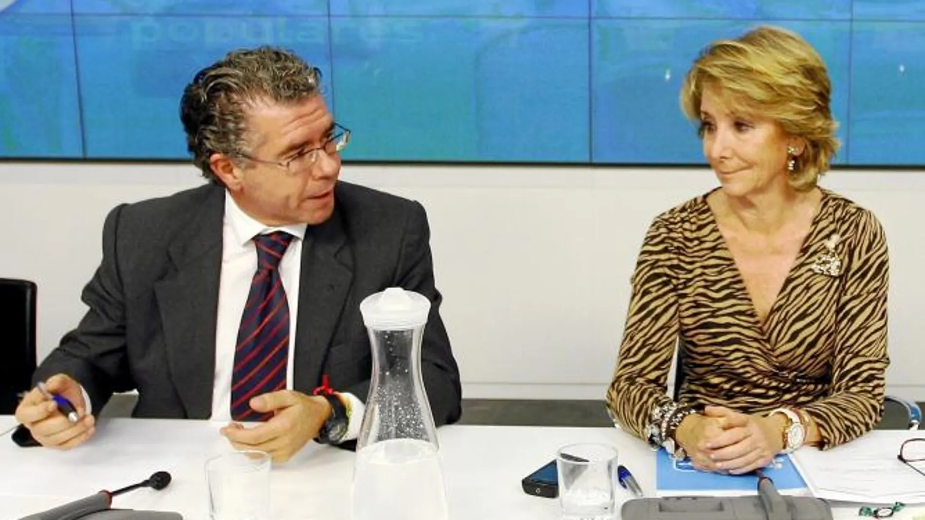 Granados y Aguirre en una reunión del Comité Ejecutivo