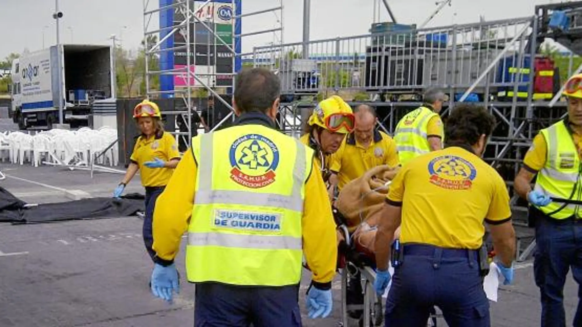 Los dos operarios se encontraban montando el escenario de un espectáculo infantil en el centro comercial Plenilunio cuando se vino abajo la estructura