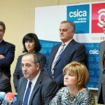 Los consejeros de Csica Caja España- Duero en el momento de anunciar su dimisión