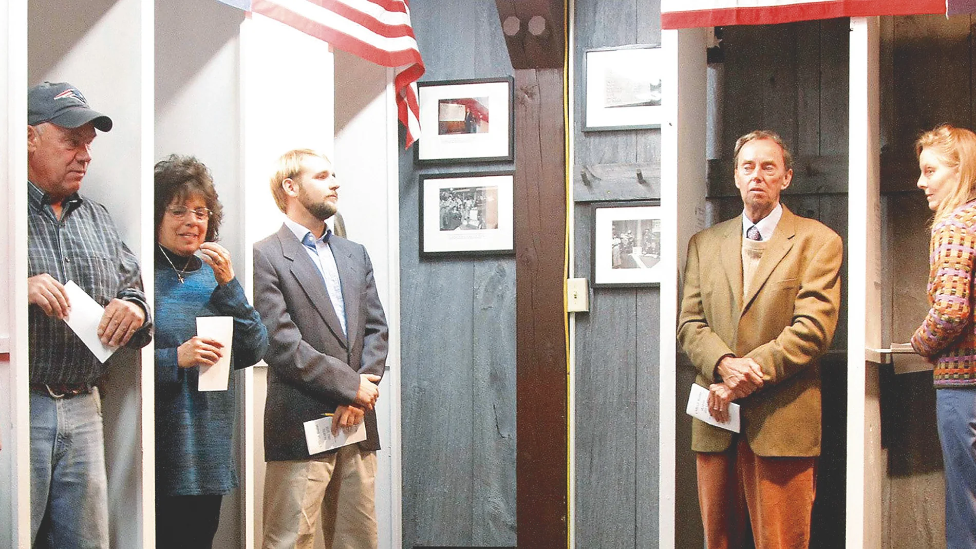 Diez electores registrados votan ayer en la pequeña ciudad de Dixville Notch (Nuevo Hampshire)