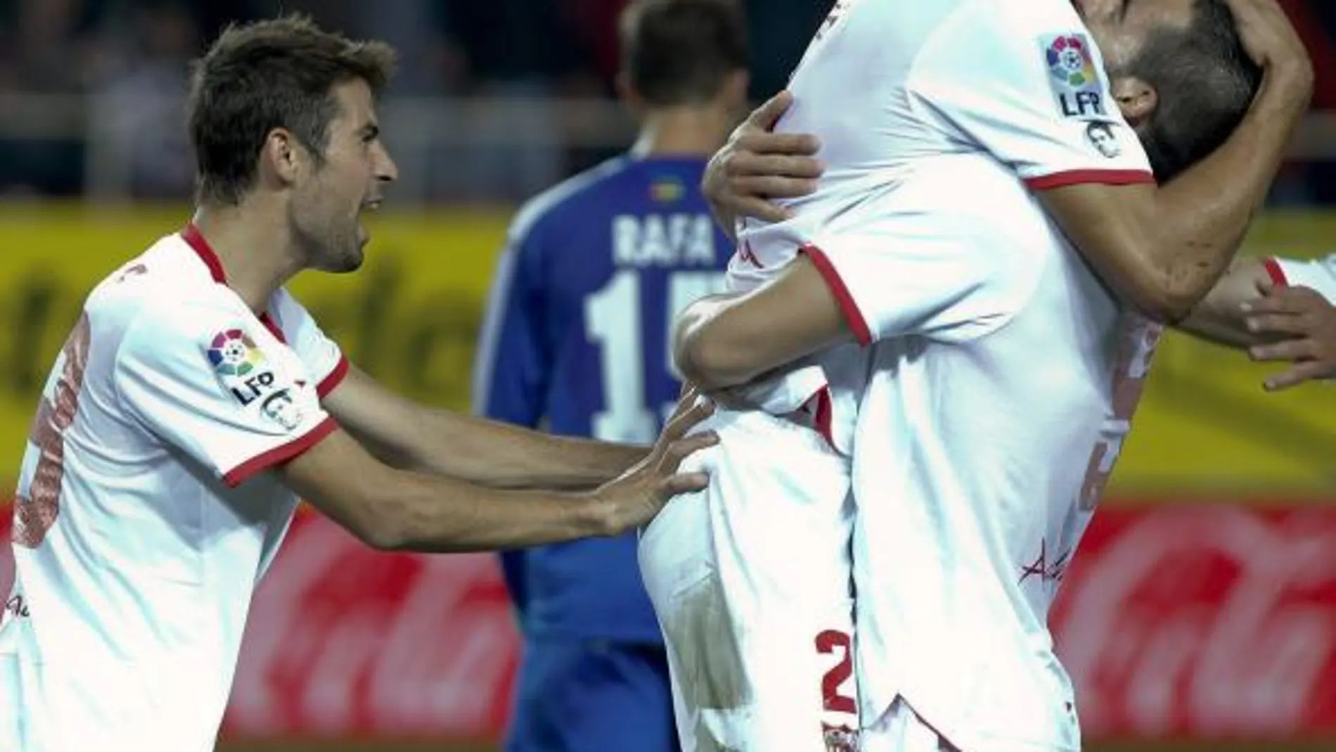 El defensa argentino del Sevilla Federico Fazio (c) celebra con sus compañeros la consecución del primer gol de su equipo contra el Getafe,
