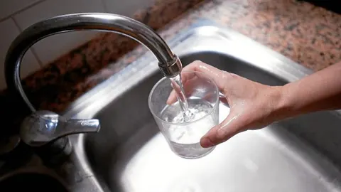 La reducción del consumo se refleja en la luz agua y basuras