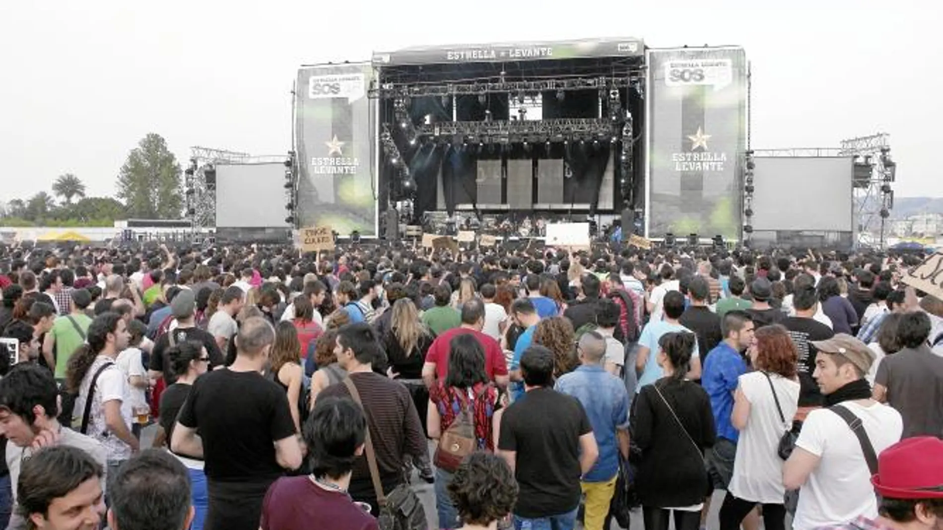Miles de festivaleros abarrotan cada año el festival SOS 4.8 que promueve el consejero de Cultura y Turismo, Pedro Alberto Cruz