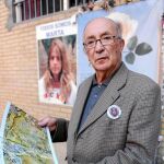 José Antonio Casanueva, el abuelo de Marta, muestra el mapa de la zona donde continuarán la búsqueda tras encontrar mantas y bolsas