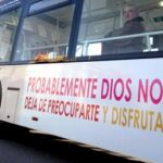 «Cuando todos te abandonan Dios sigue contigo» mensaje de E-cristians frente al bus ateo