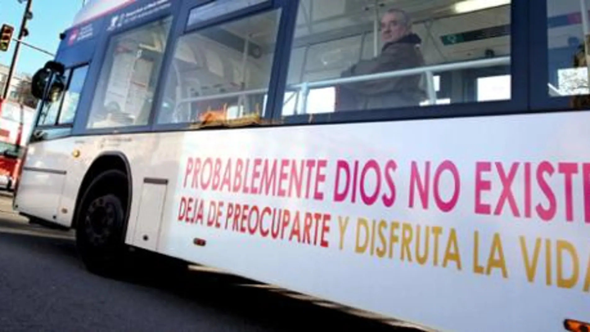 «Cuando todos te abandonan Dios sigue contigo» mensaje de E-cristians frente al bus ateo