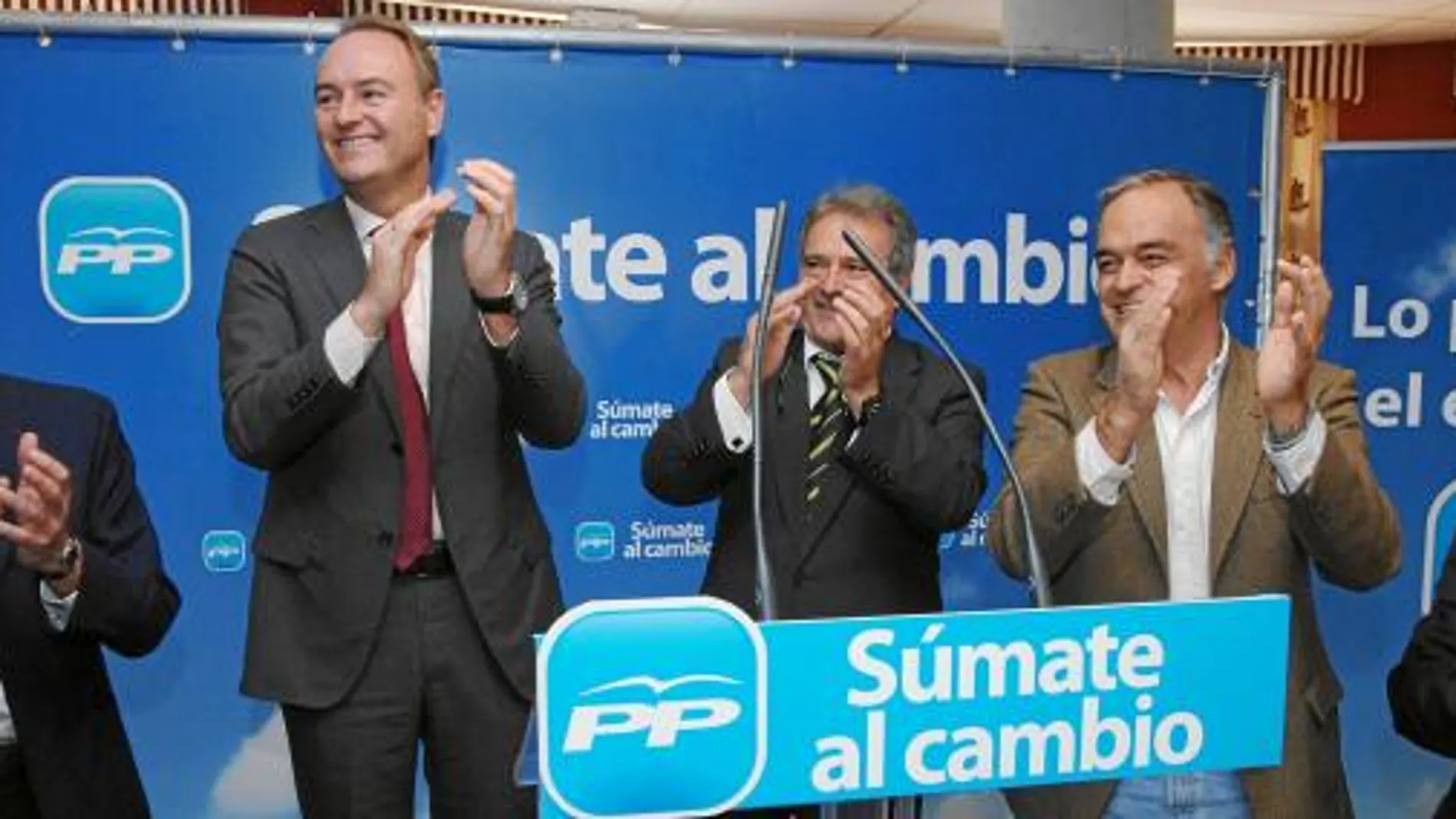 El presidente de la Generalitat, Alberto Fabra, durante un mitin ayer en Lliria. Junto a él, Esteban González Pons, Alfonso Rus y Antonio Clemente