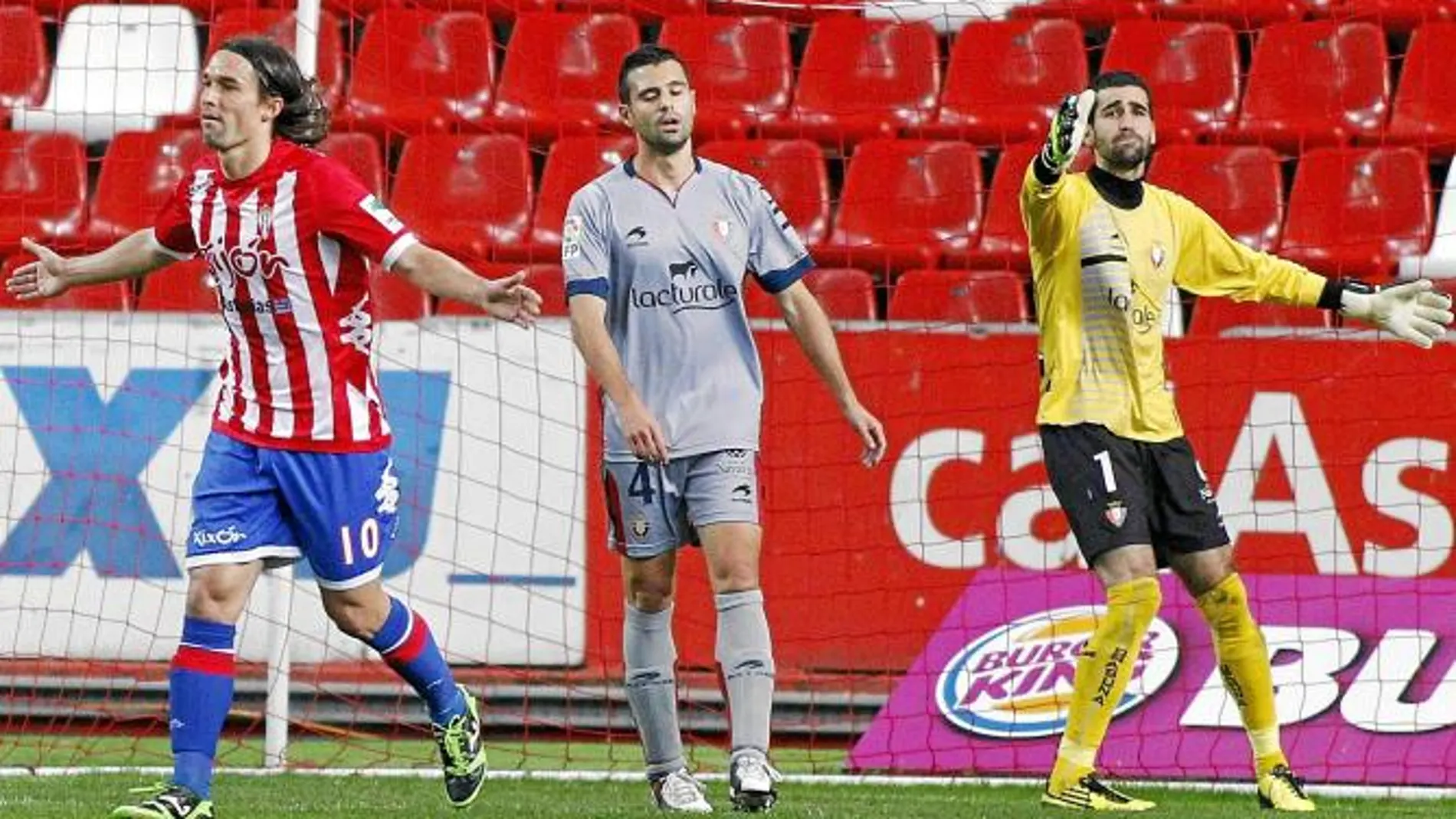 El Sporting sigue enrachado desde que Sandoval llegó al banquillo. Sangoy celebra el gol ante Osasuna