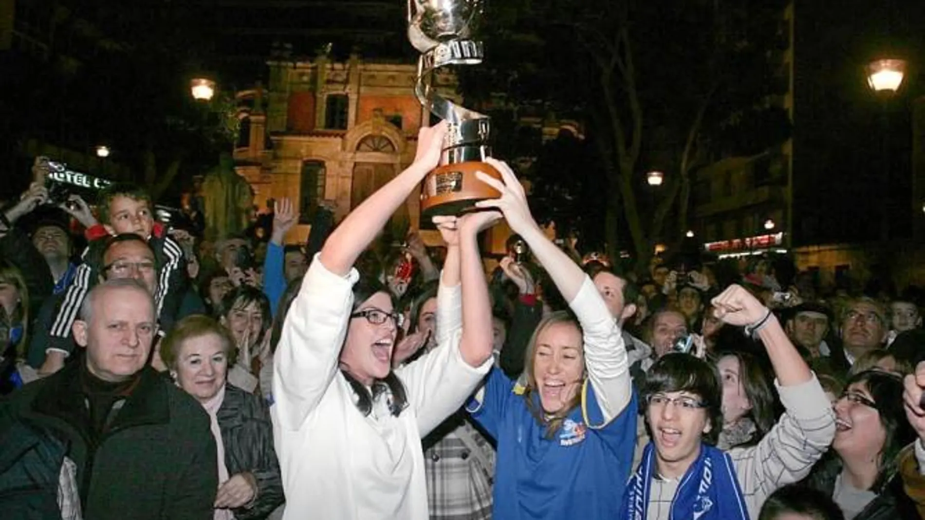 Reconocen los valores del Perfumerías Avenida y de la lucha contra el cáncer