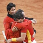 Nadal, Verdasco y Albert Costa se abrazan tras ganar el título