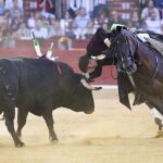 El rejoneador Diego Ventura durante la faena a uno de sus toros en la corrida de rejones de la Feria de El Pilar
