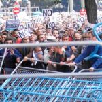 Una masa de manifestantes echa abajo las vallas que protegían el Congreso de los Diputados el pasado 25 de septiembre