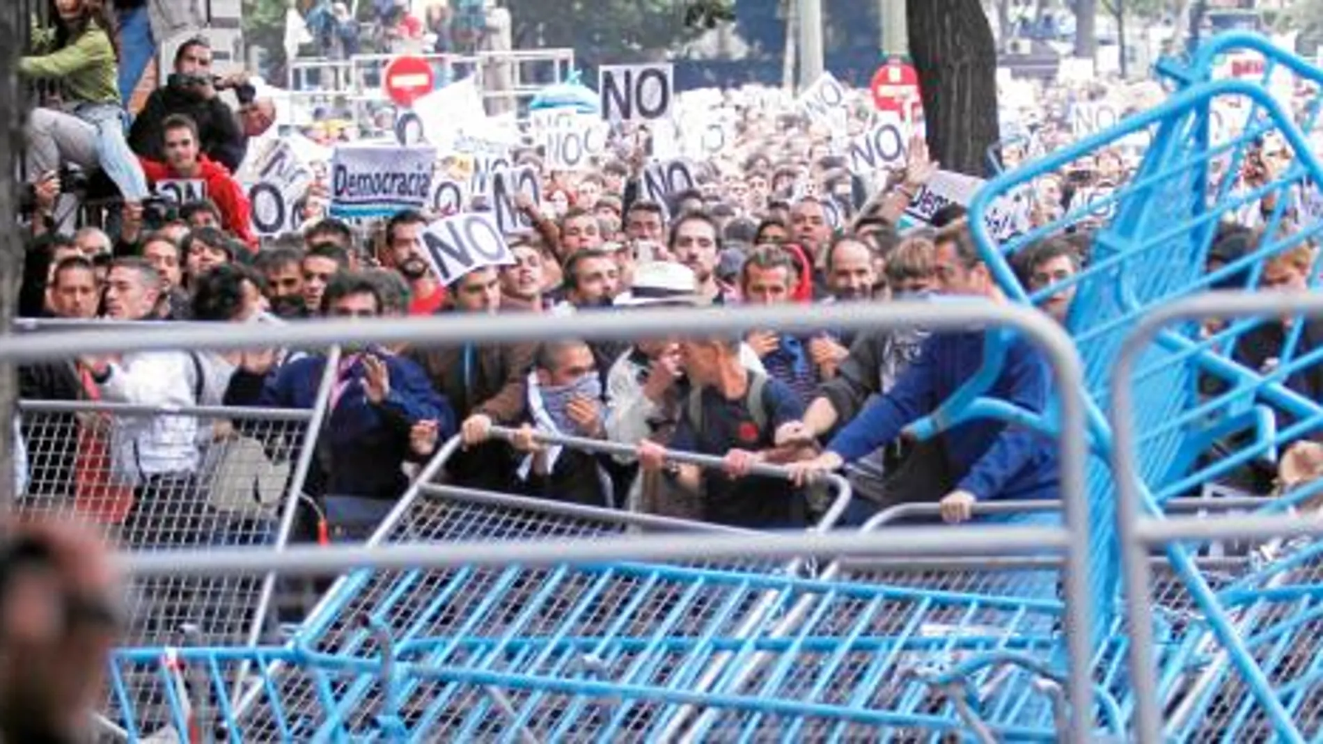 Una masa de manifestantes echa abajo las vallas que protegían el Congreso de los Diputados el pasado 25 de septiembre