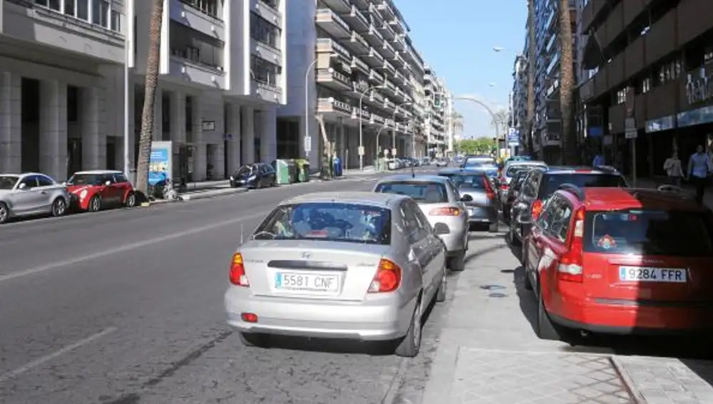 Varios vehículos aparcados en doble fila en la avenida República Argentina