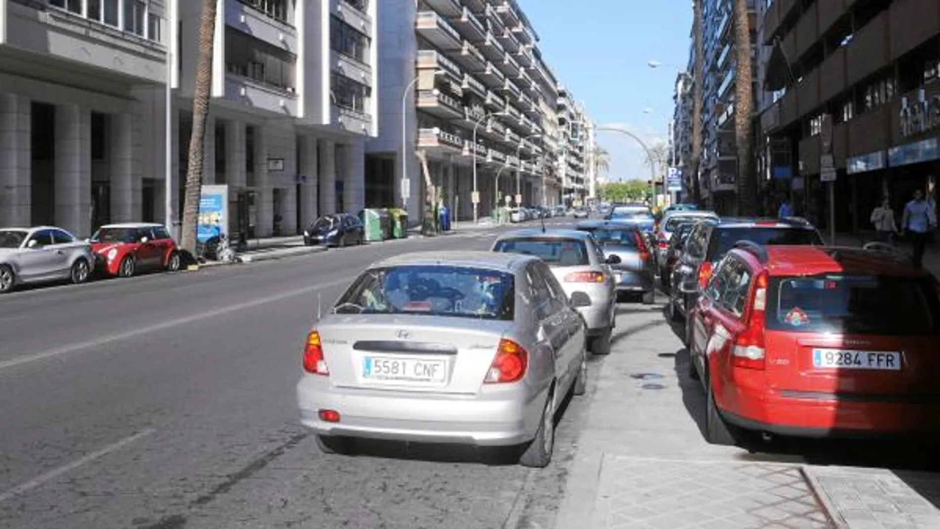 Varios vehículos aparcados en doble fila en la avenida República Argentina