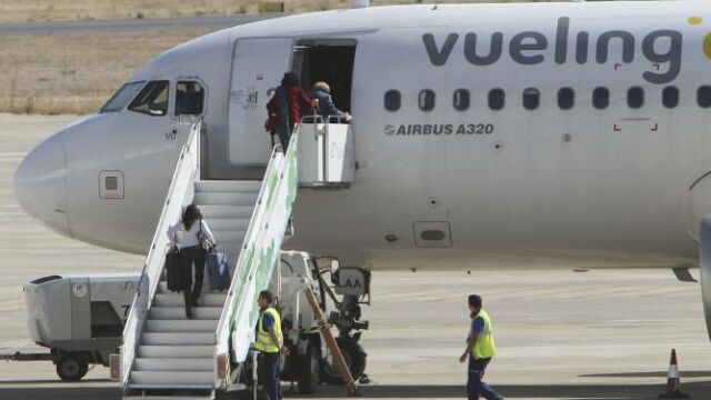 Cuarenta pasajeros tomaron ayer el último vuelo desde el aeródromo castellano-manchego con destino a Barcelona