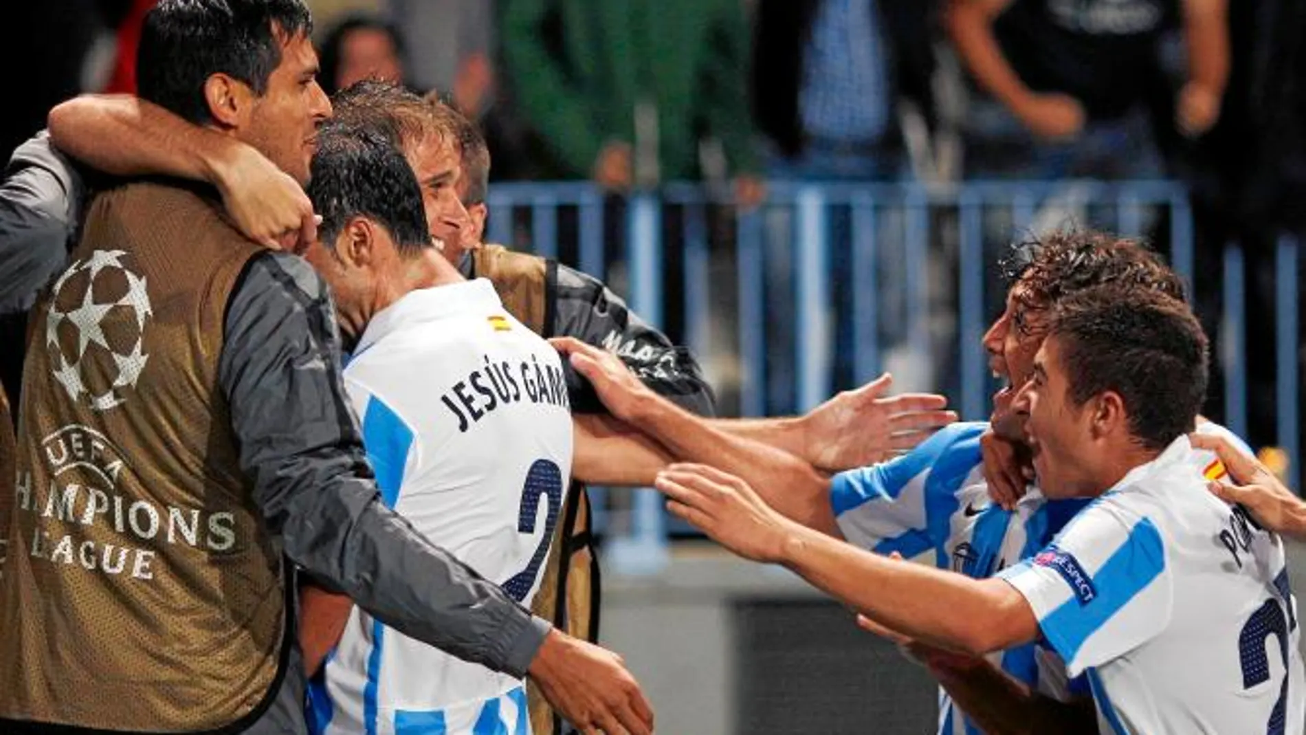 Los jugadores del Málaga celebran el gol de Joaquín