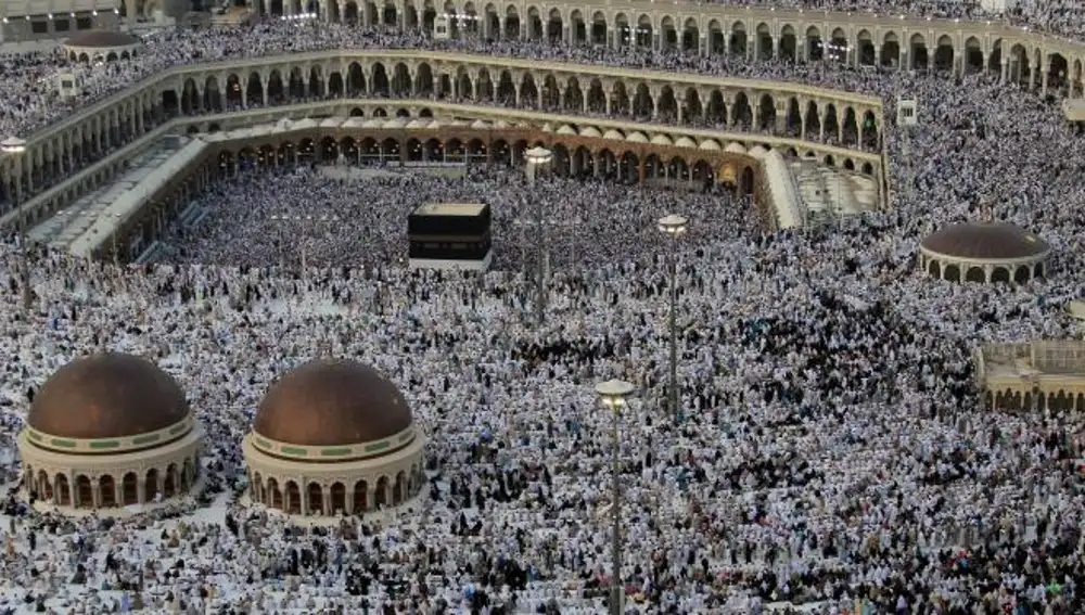 Peregrinos musulmanes rezan en 2012 en el centro de la Gran Mezquita de Haram Sharif en La Meca